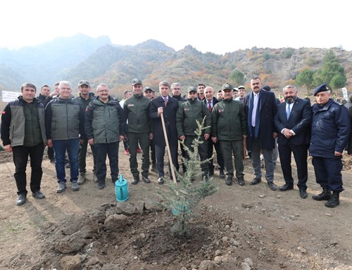 Valimiz Önder BAKAN, “11 Kasım Milli Ağaçlandırma Günü” Kapsamında İl Protokolü, Öğrenciler ve Vatandaşlarımızla Birlikte Fidan Dikti